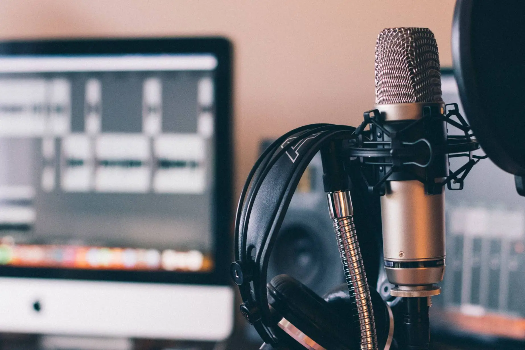 The Evolution of Music Streaming: From Radio Waves to Digital Waves